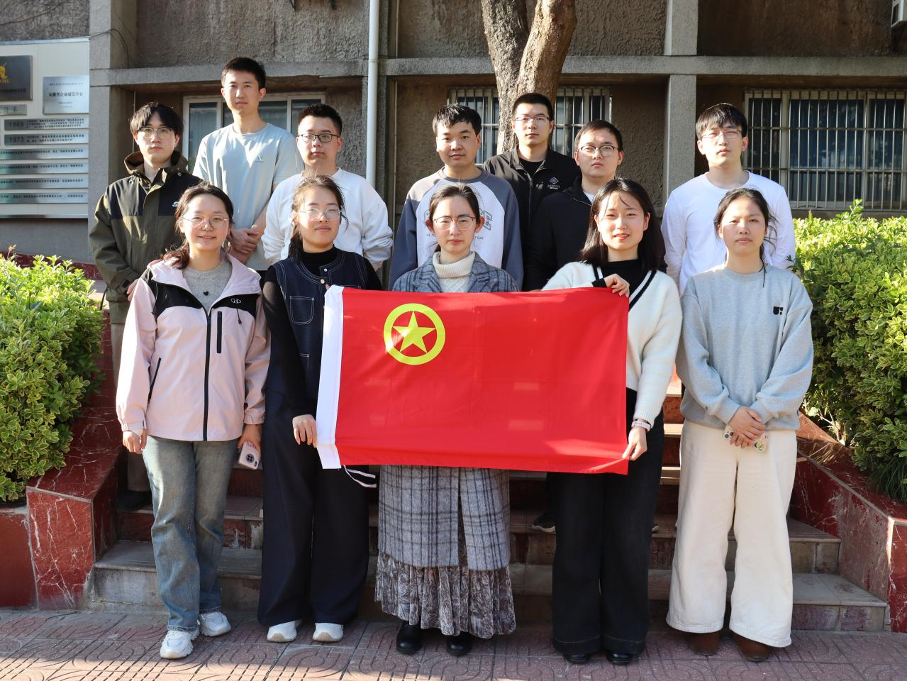 凈美辦公 黨團(tuán)同行——設(shè)計(jì)團(tuán)支部組織開(kāi)展美化辦公環(huán)境志愿服務(wù)...