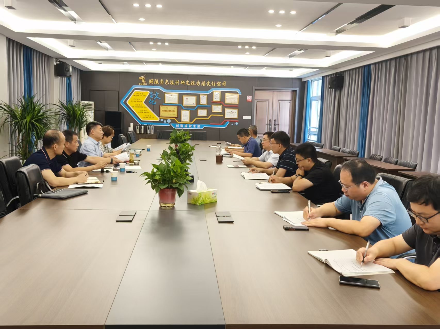 集團(tuán)公司總經(jīng)理助理李新到設(shè)計(jì)院調(diào)研